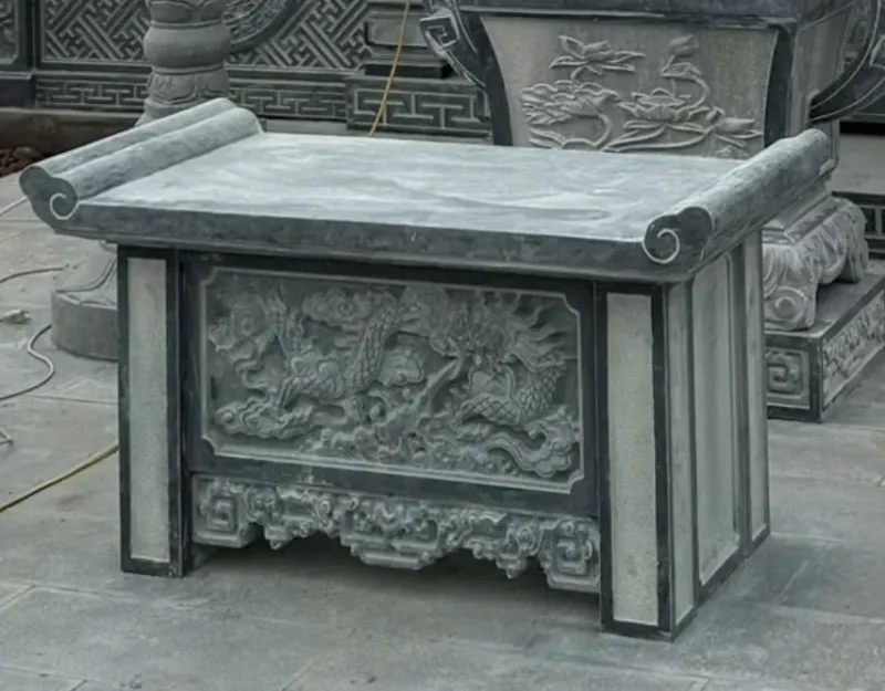 Bàn lễ đá