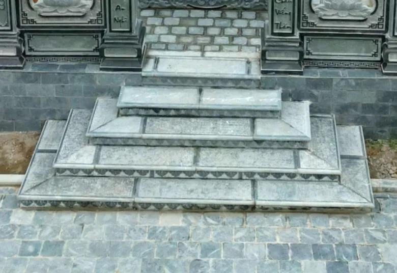 Bậc tam cấp và sân lát đá