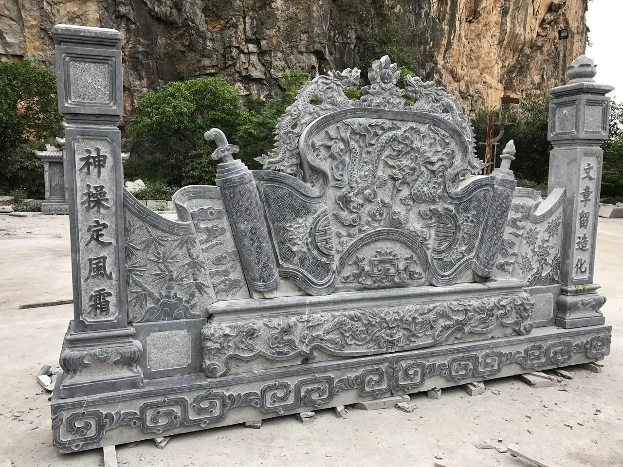 Cuốn thư đá Đức Chiến mẫu CTĐC010