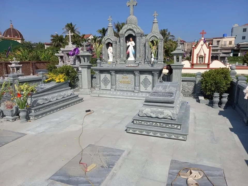 C&ocirc;ng tr&igrave;nh lăng mộ đ&aacute; nguy&ecirc;n khối d&ograve;ng tộc Đỗ Đức