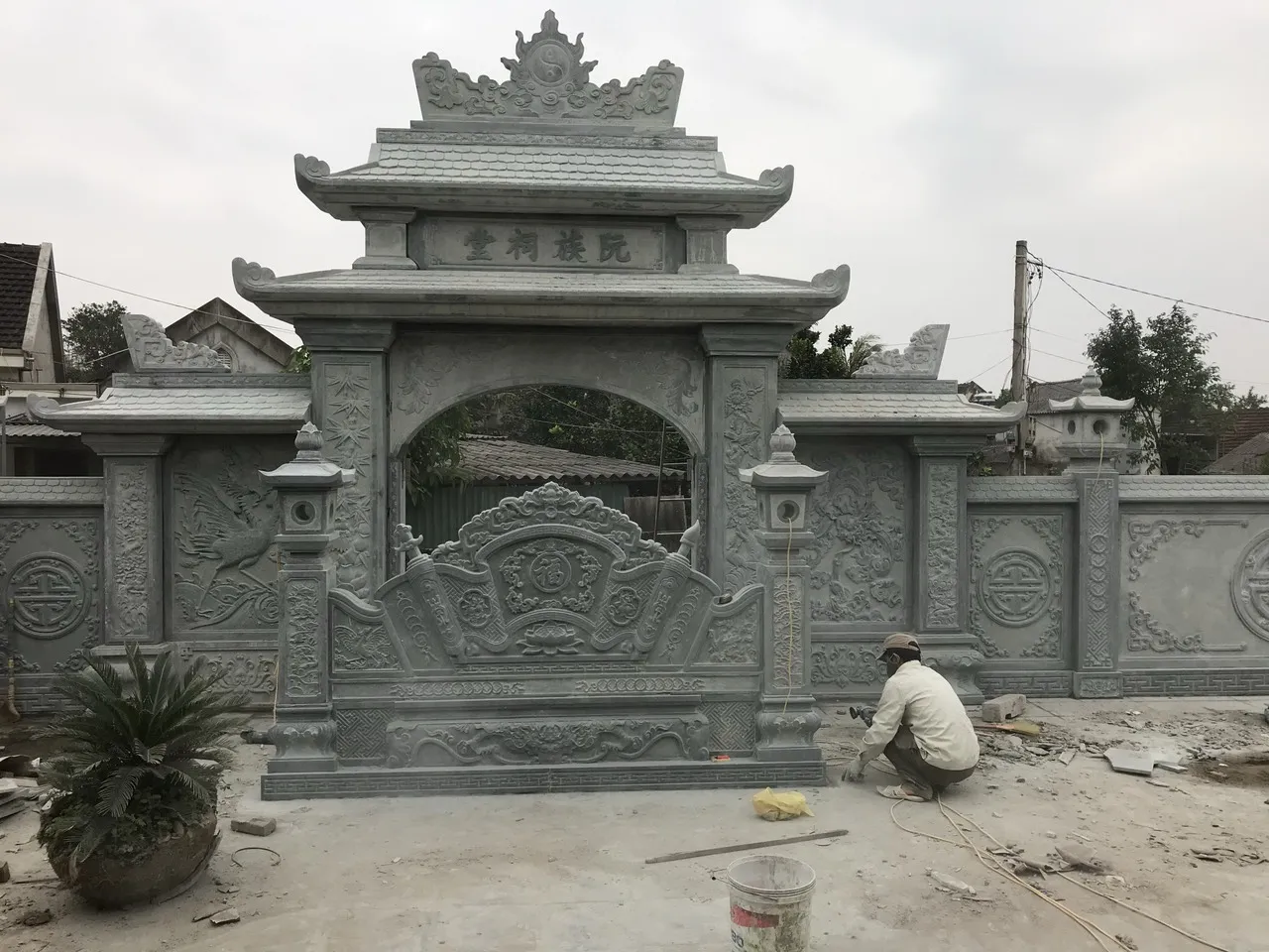 C&ocirc;ng tr&igrave;nh lăng mộ đ&aacute; nguy&ecirc;n khối d&ograve;ng tộc Đỗ Đức