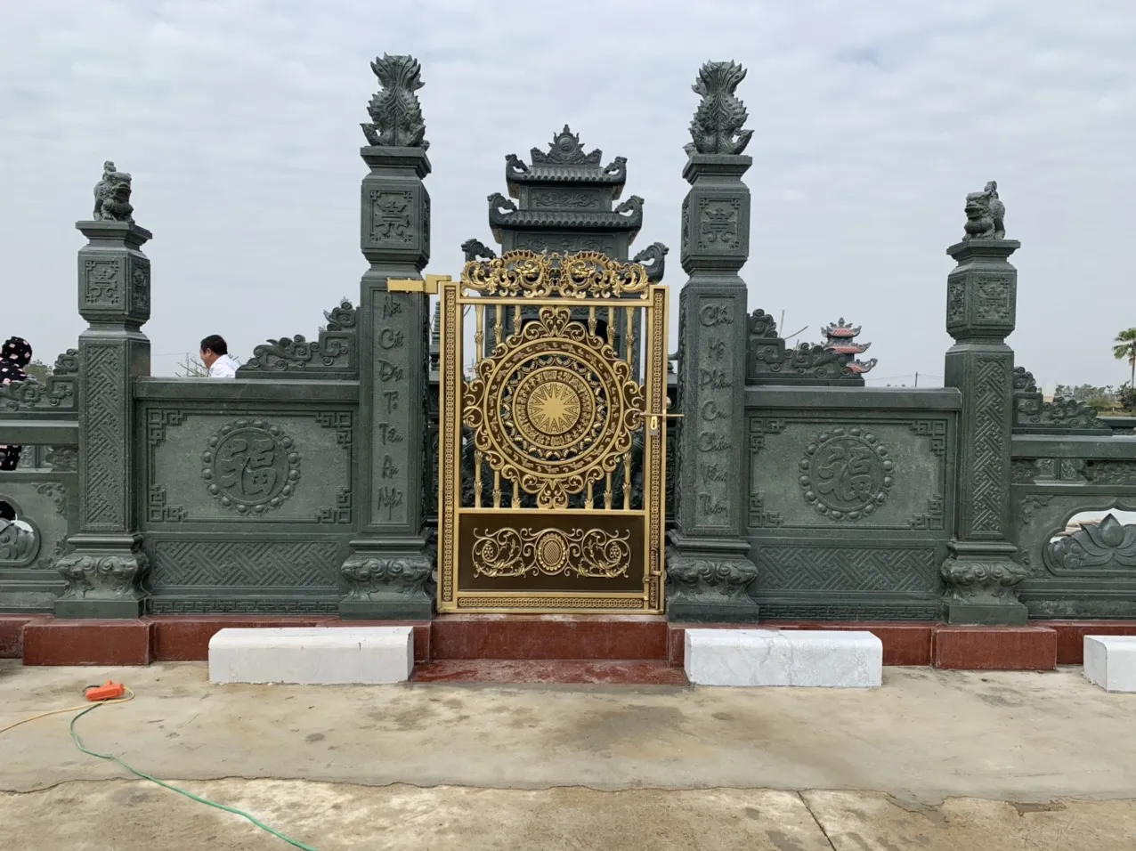 C&ocirc;ng tr&igrave;nh lăng mộ đ&aacute; xanh nguy&ecirc;n khối d&ograve;ng tộc Nguyễn Văn