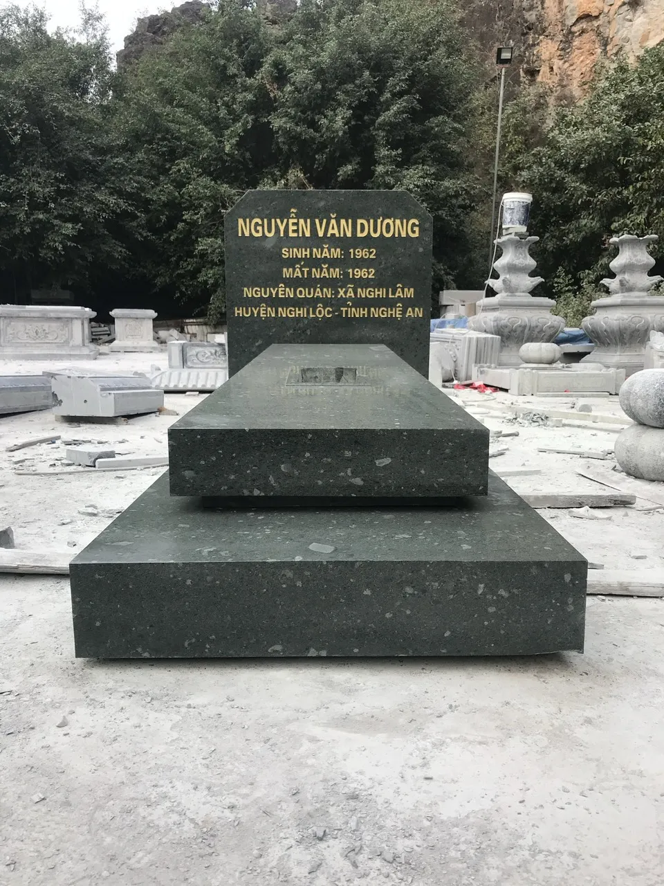 C&ocirc;ng tr&igrave;nh lăng mộ đ&aacute; xanh nguy&ecirc;n khối d&ograve;ng tộc Nguyễn Văn
